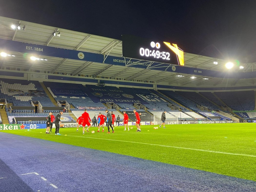 Fotbalisté Slavie na předzápasovém tréninku na stadionu Leicesteru