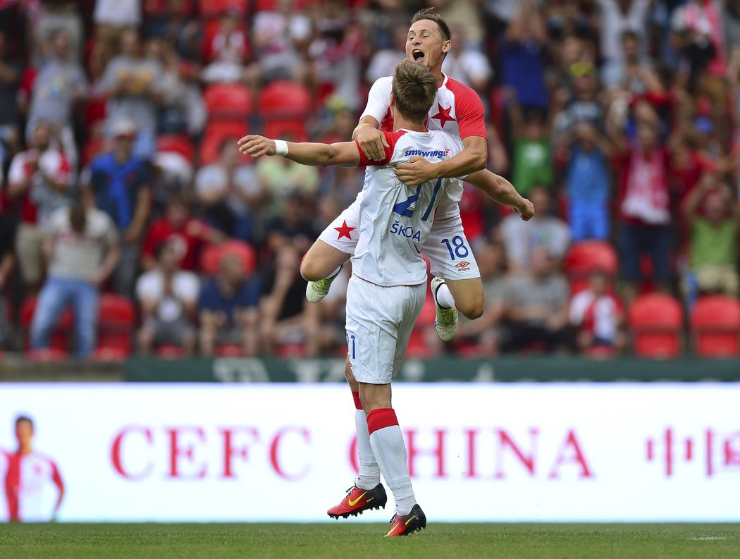 Střelec Milan Škoda slaví, obránce Jan Bořil mu skáče do náruče. V odvetě druhého předkola Evropské ligy vedli Pražané 1:0.