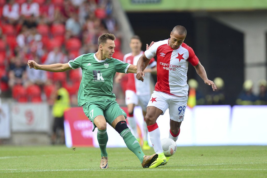 Gino van Kessel v akci poprvé v dresu Slavie během utkání s Tallinnem v předkole Evropské ligy.