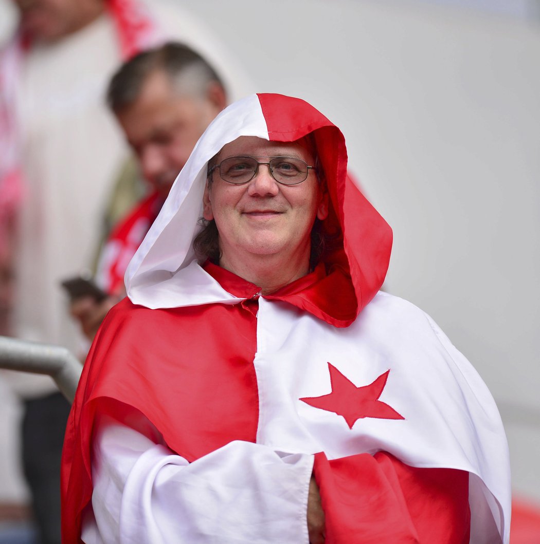 Fanoušek Slavie v Edenu na utkání s Tallinnem ve druhém předkole Evropské ligy