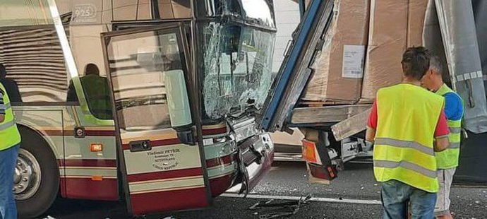 Fanoušci Slavie měli na cestě na Inter s autobusem nehodu, nic vážného se naštěstí nestalo, i řidič vyvázl jen s lehkým zraněním