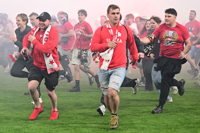Mela, která ovlivní budoucnost ligy. Zdevastovali ji „fanoušci“ vládnoucího klubu Mela, která ovlivní budoucnost ligy. Zdevastovali ji „fanoušci“ vládnoucího klubu