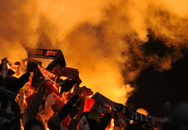 Fanoušci Slavie se pořádně rozjasnili... Fanoušci Slavie se pořádně rozjasnili...