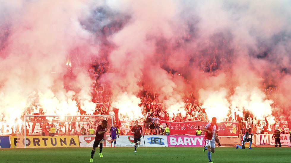 Fotbalová Slavia přijala trest za výtržnosti fanoušků v podobě uzavření hlediště na příští domácí utkání