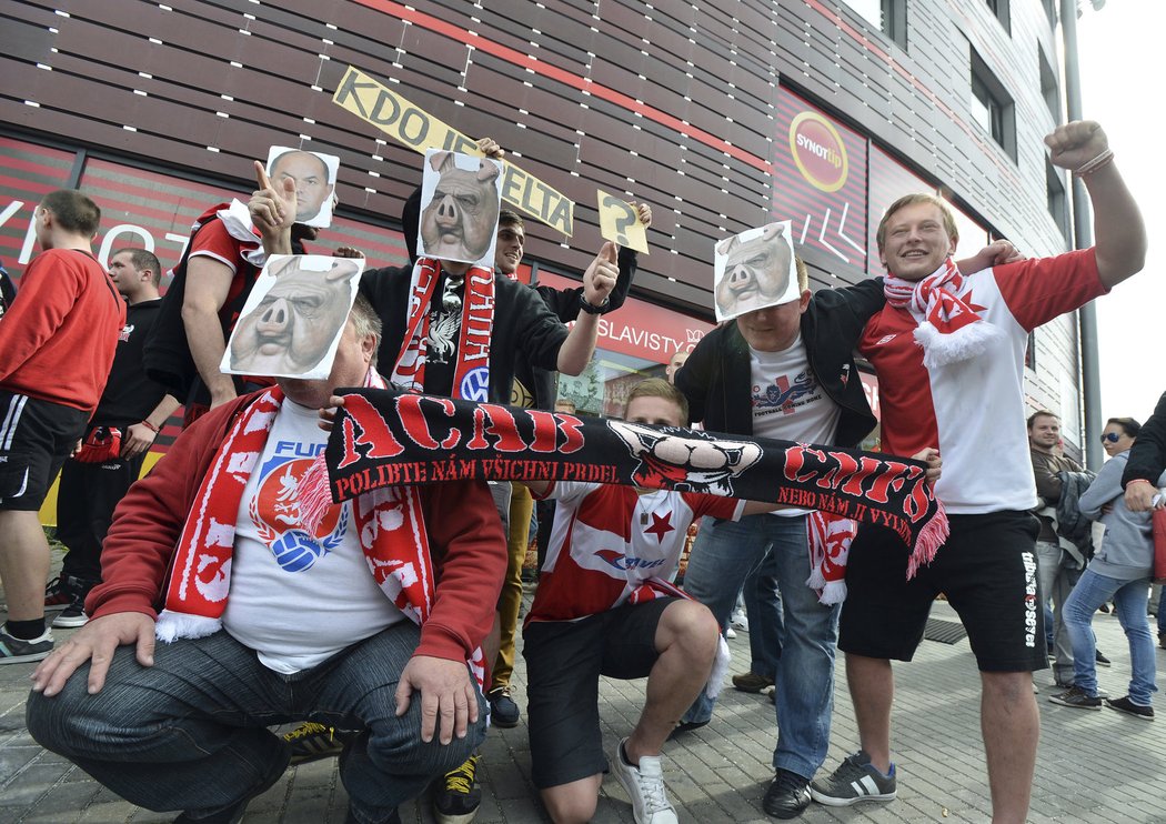 Slávistický protest. Takhle fanoušci týmu z Edenu před zápasem s Plzní dávali najevo nespokojenost s policejním zásahem před derby pražských &#34;S&#34;