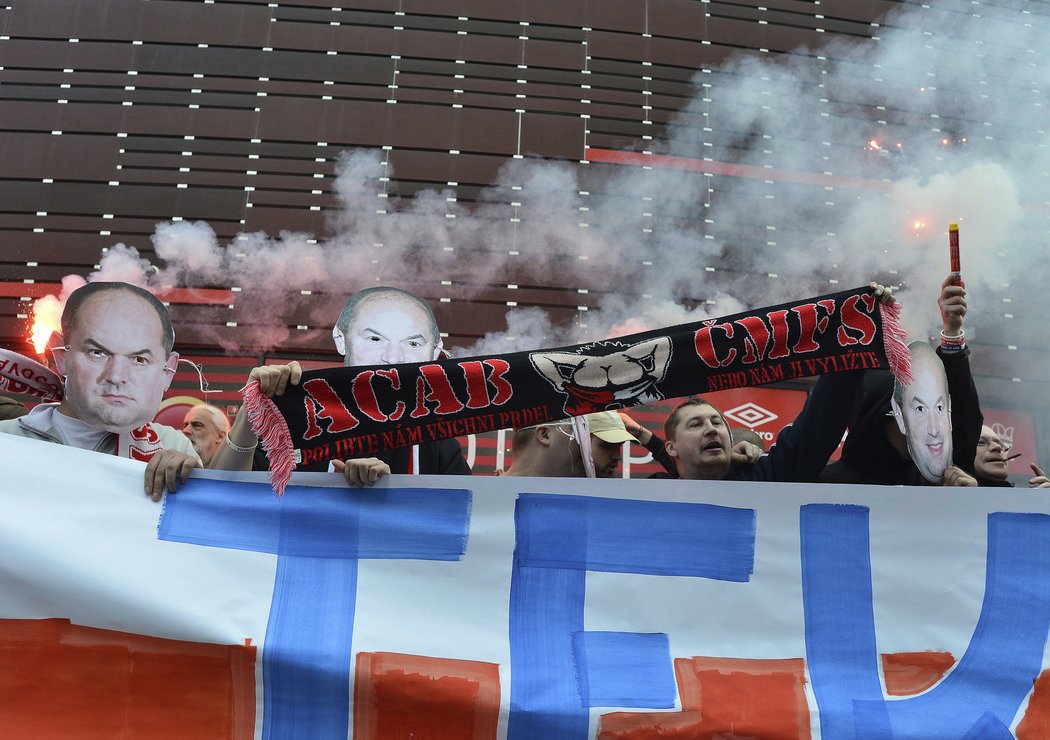 Slávistický protest. Takhle fanoušci týmu z Edenu před zápasem s Plzní dávali najevo nespokojenost s policejním zásahem před derby pražských &#34;S&#34;
