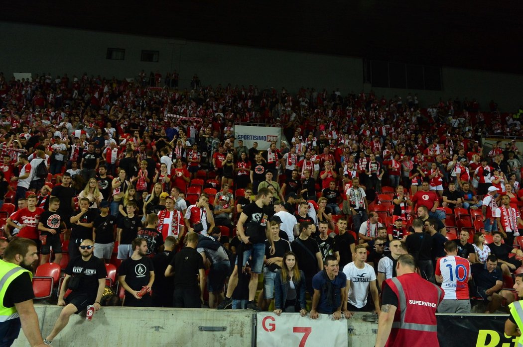 Někteří fanoušci Slavie se během sobotního utkání s Bohemians otáčeli k hřišti zády a svému týmu nefandili. Dostali se kvůli tomu i do pře s jinými slávisty z Tribuny Sever