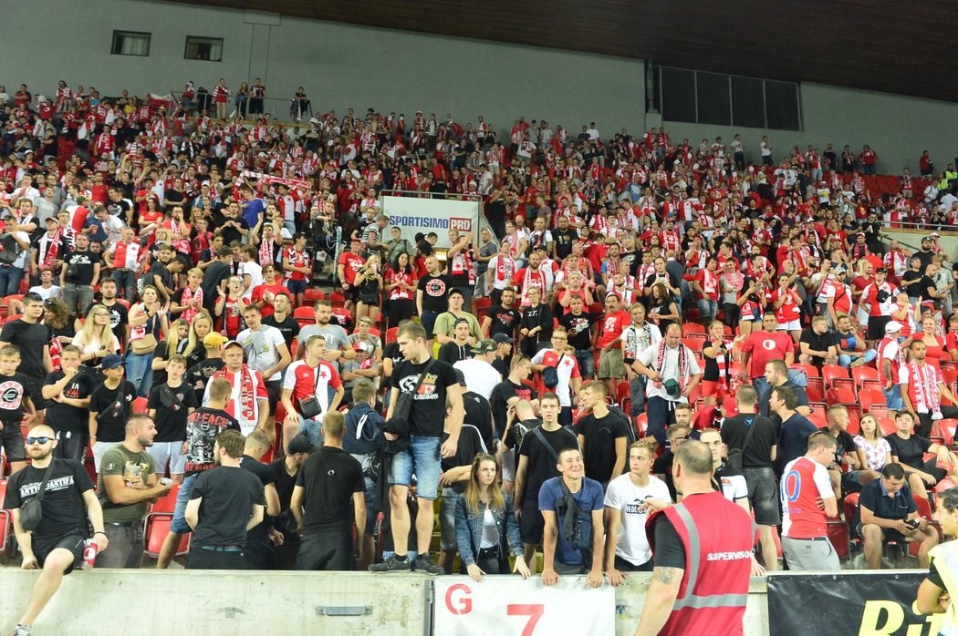 Někteří fanoušci Slavie se během sobotního utkání s Bohemians otáčeli k hřišti zády a svému týmu nefandili. Dostali se kvůli tomu i do pře s jinými slávisty z Tribuny Sever