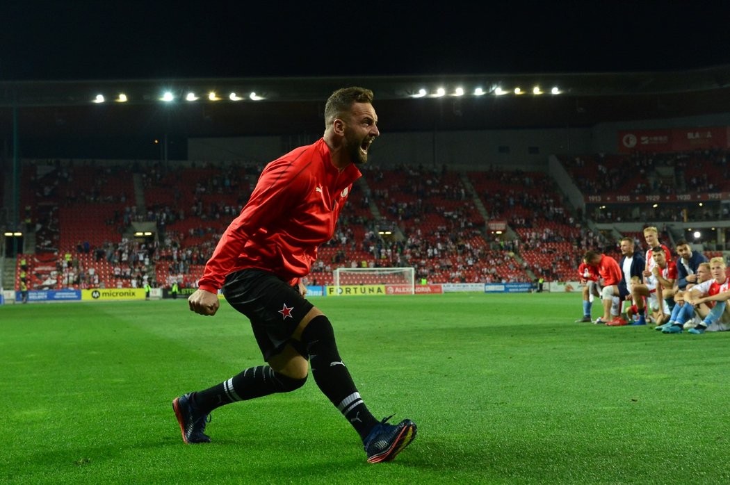 Náhradní gólman Přemysl Kovář vedl děkovačku Slavie po výhře nad Bohemians. Ta se ale tentokrát nekonala před Tribunou Sever