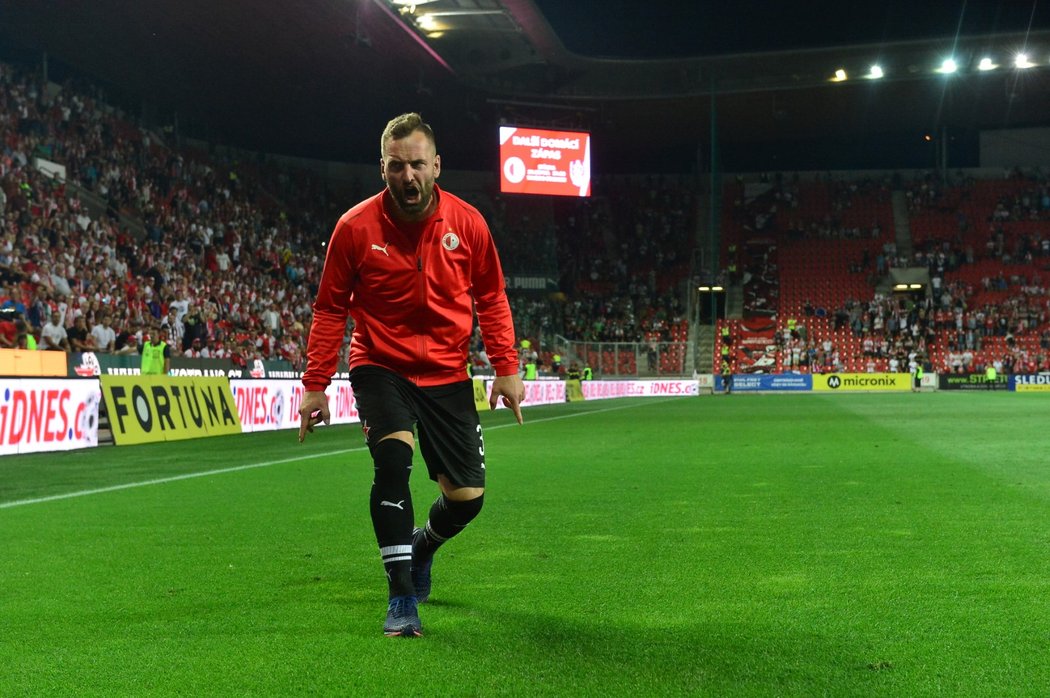 Náhradní gólman Přemysl Kovář vedl děkovačku Slavie po výhře nad Bohemians. Ta se ale tentokrát nekonala před Tribunou Sever