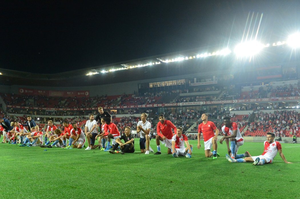 Fotbalisté Slavie absolvovali děkovačku netradičně. Nebyla před Tribunou Sever