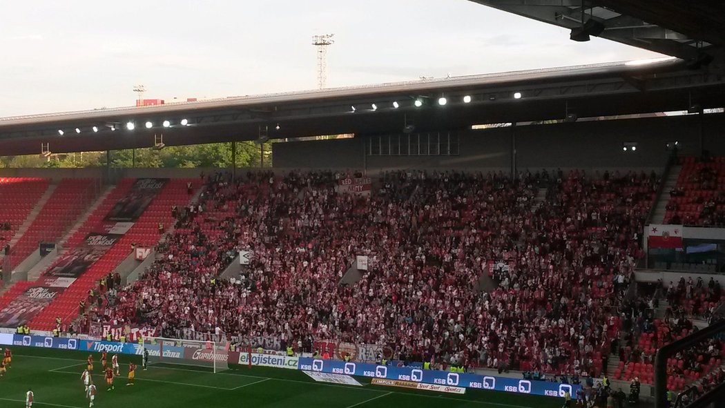 Tribuna Sever se na druhý poločas &#34;provizorně&#34; přesunula na jih