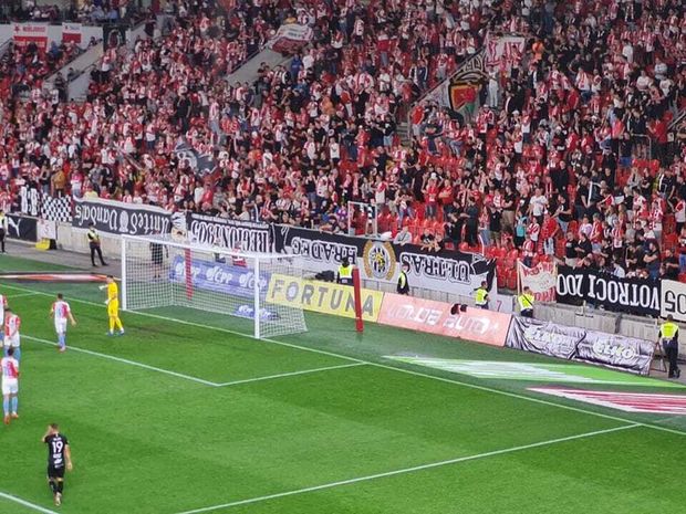 Tribuna Sever s vlajkami Hradce Králové, které fanoušci Slavie vyvěsili vzhůru nohama Tribuna Sever s vlajkami Hradce Králové, které fanoušci Slavie vyvěsili vzhůru nohama