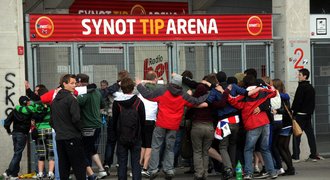 Fanoušci povzbuzovali Slavii před stadionem