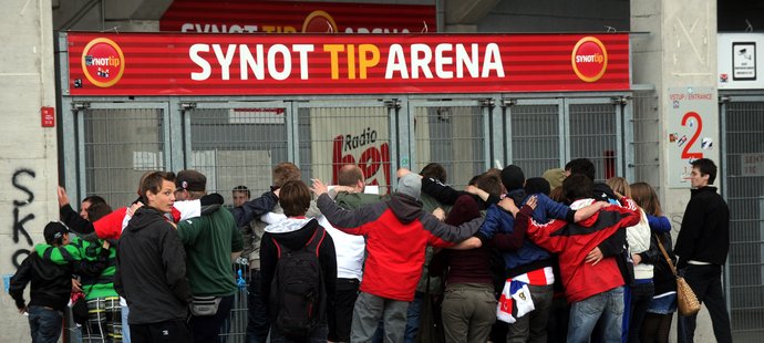 Fanoušci Slavie přišli před stadion