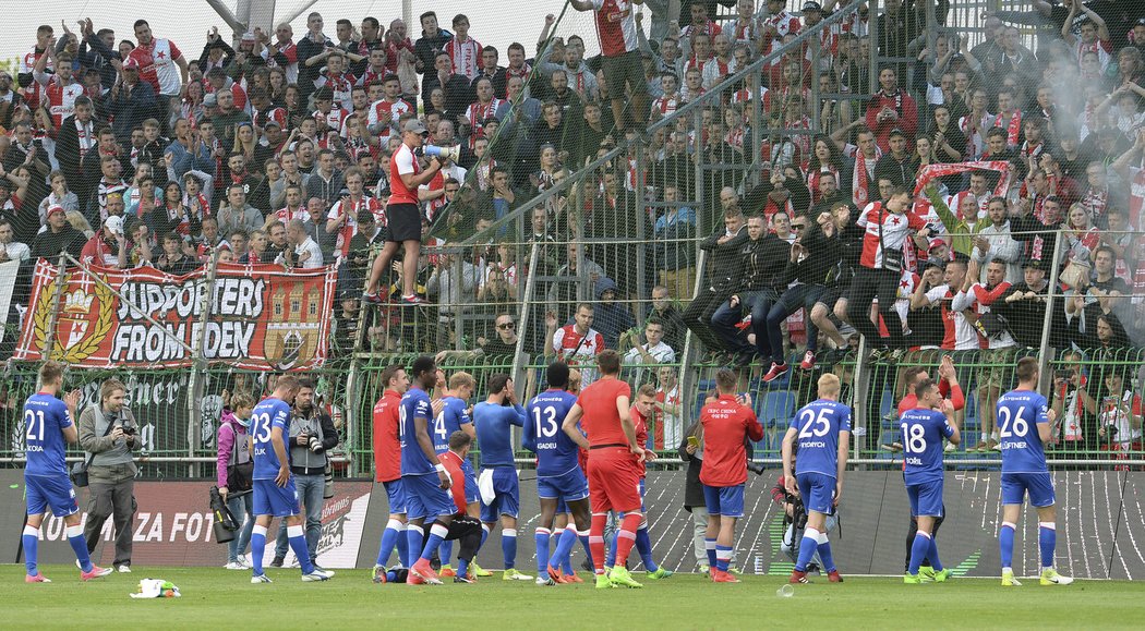 Fotbalisté Slavie se radují z výhry se svými fanoušky