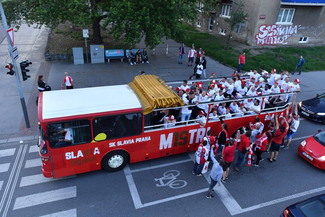 Slávisté vyrazili oslavovat do ulic v mistrovském autobusu