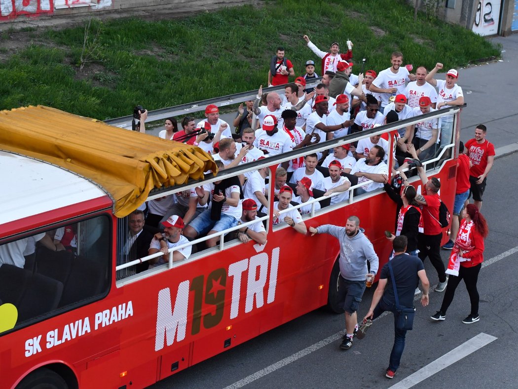 Mistrovské oslavy hráčů Slavie v ulicích Prahy přitahovaly pozornost fanoušků klubu