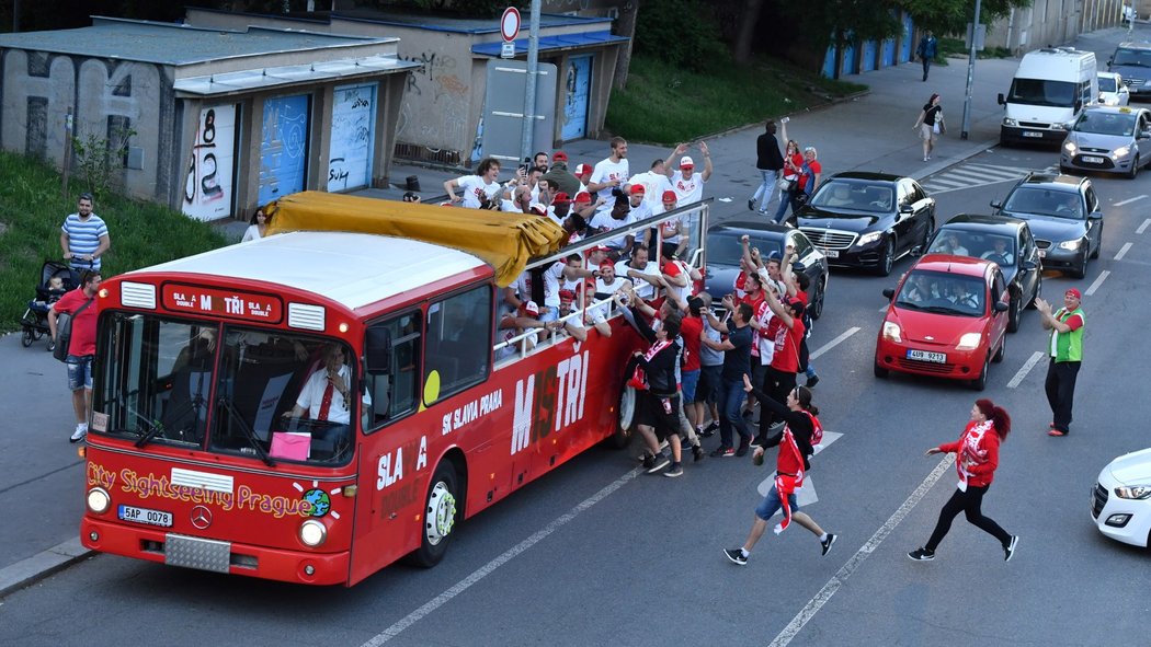 Fanoušci oslavují s hráči navzdory provozu přímo na silnici