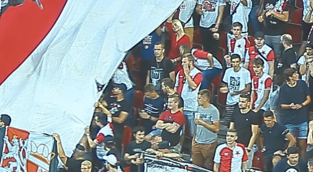 Kvůli použití pyrotechniky bude mít Slavia pro utkání s Libercem zcela uzavřený stadion