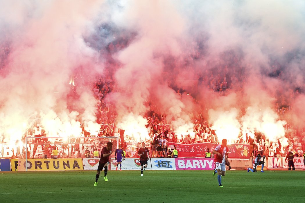 Fotbalová Slavia přijala trest za výtržnosti fanoušků v podobě uzavření hlediště na příští domácí utkání