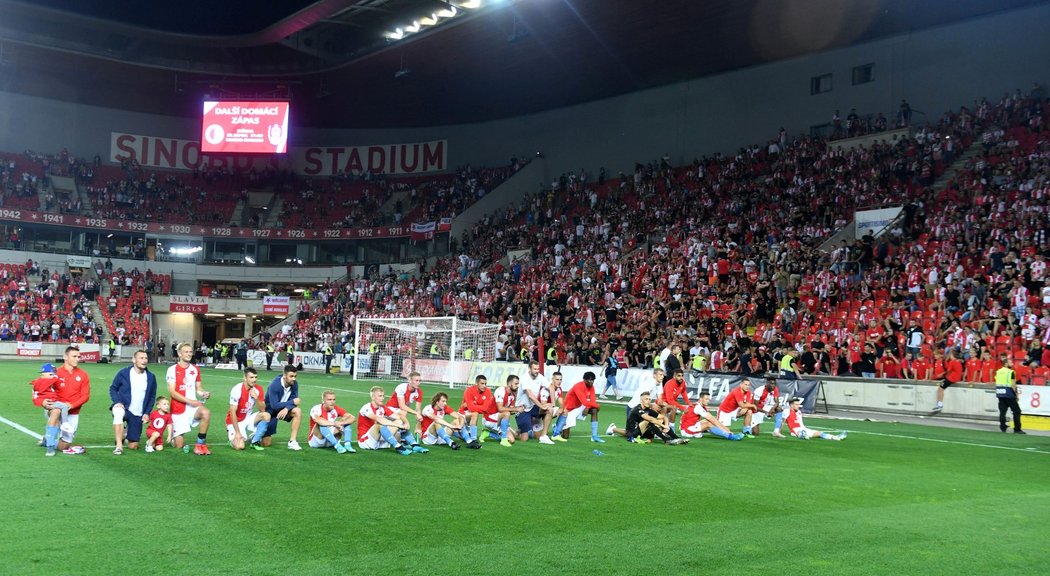 Hráči Slavie po vítězném zápase proti Bohemians 1905 na protest proti chuligánům neděkovali fanouškům na Tribuně Sever