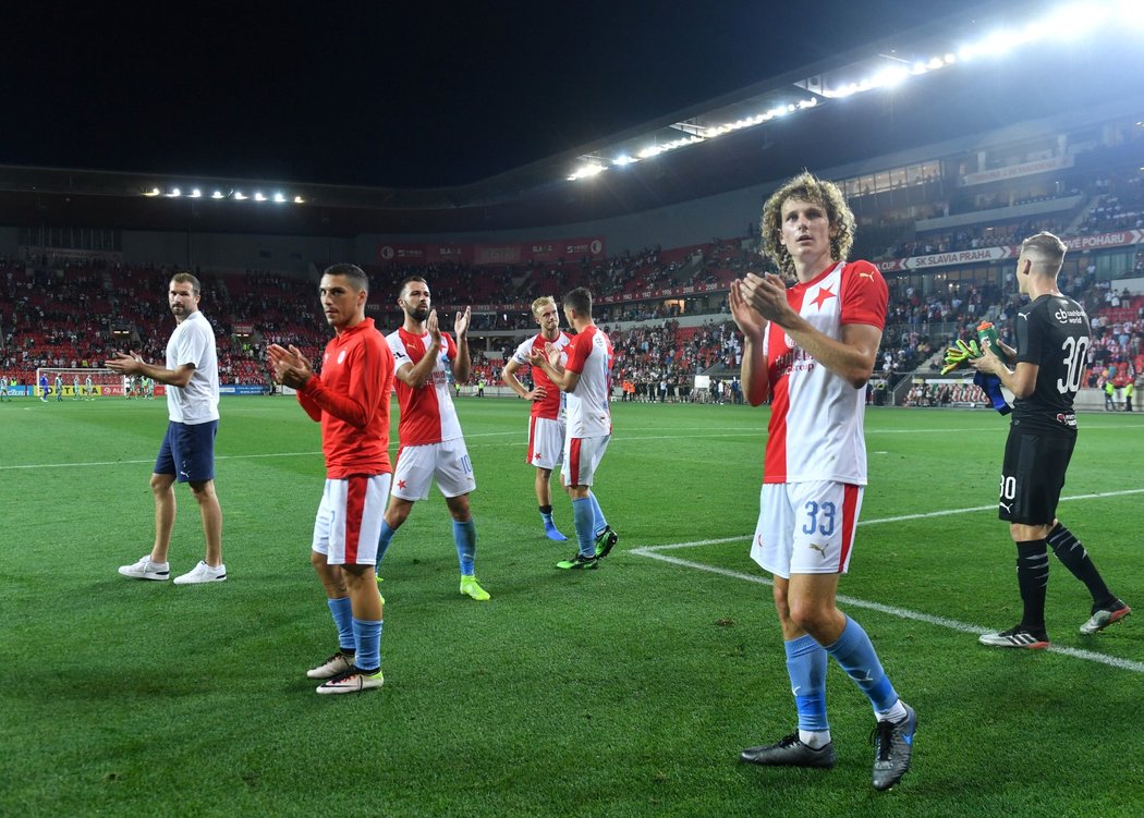 Hráči Slavie po závěrečném hvizdu schválně minuli Tribunu Sever