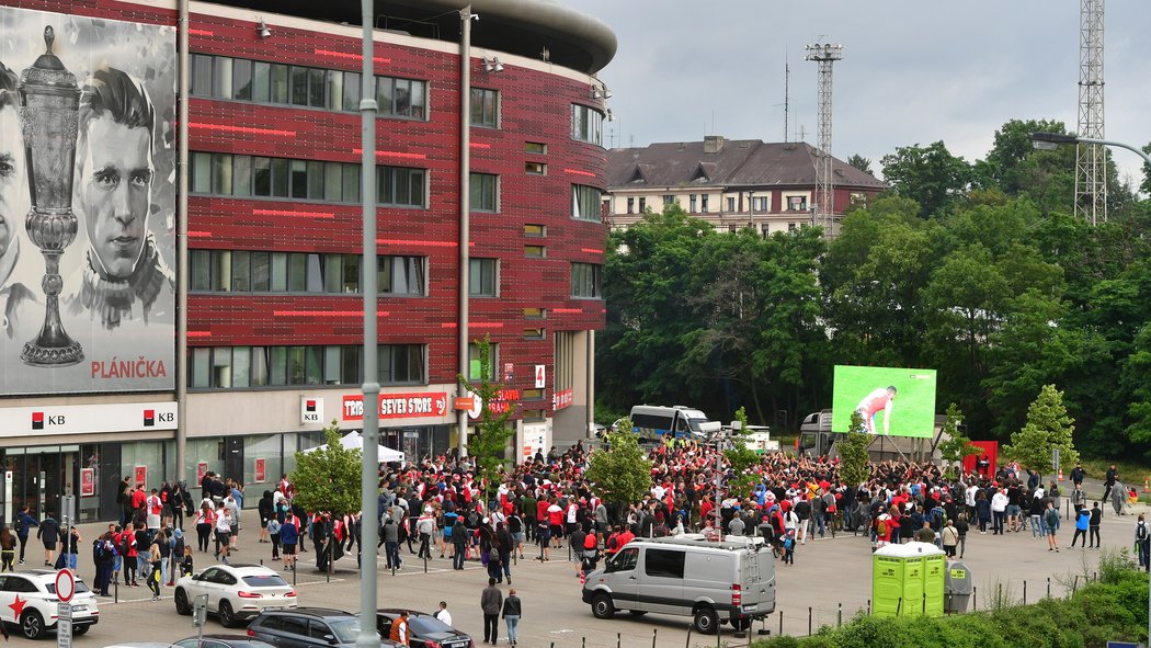Fanoušci Slavie se sešli i před stadionem