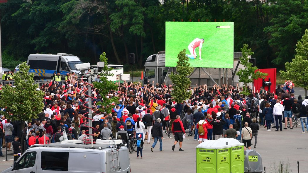 Fanoušci Slavie se sešli i před stadionem