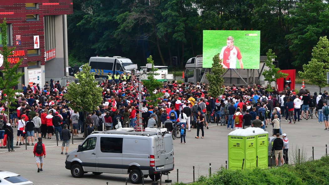 Fanoušci Slavie se sešli i před stadionem