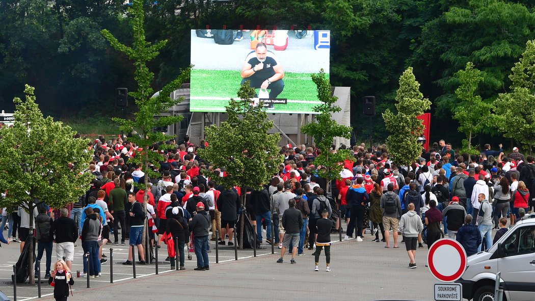 Fanoušci Slavie se sešli i před stadionem