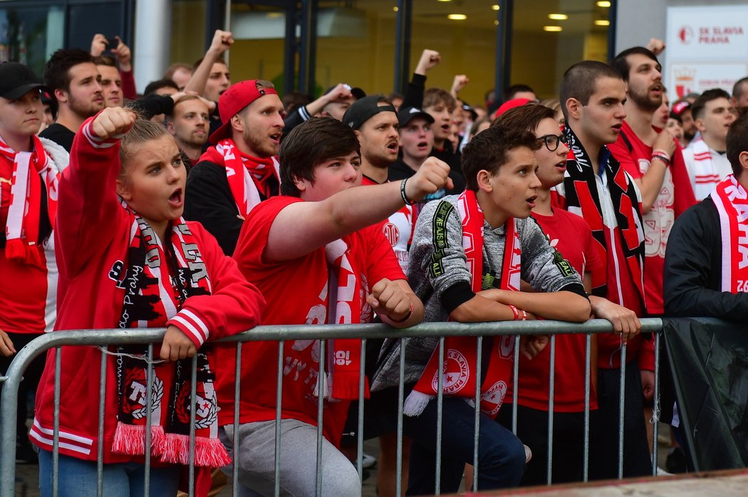 Sešívaní fandové před stadionem, uvnitř jich bylo &#34;jen&#34; pět tisíc