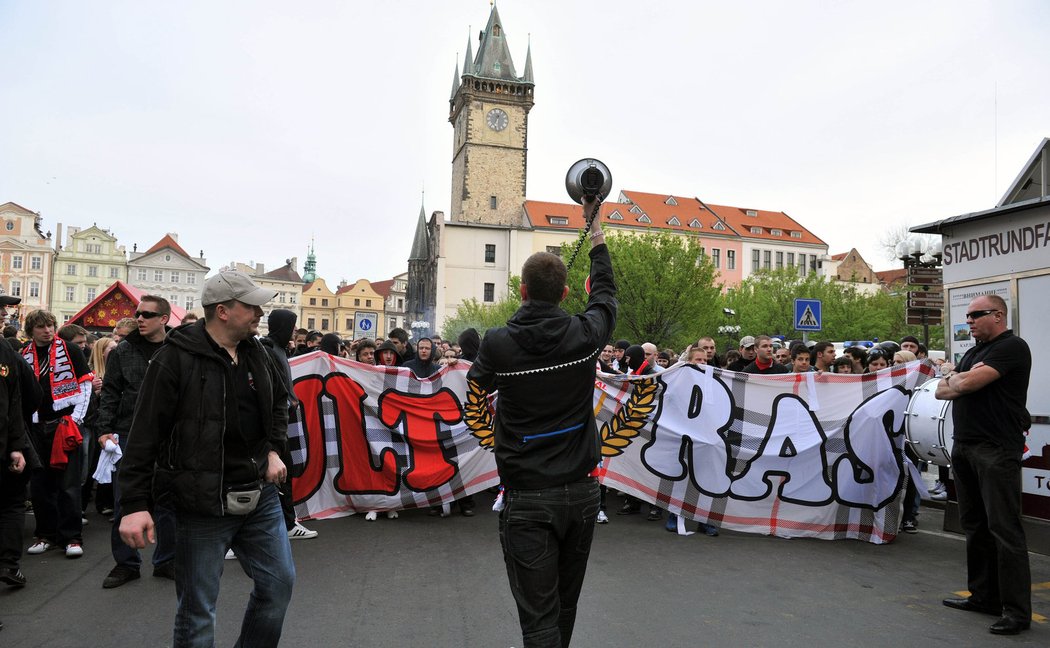 Pochod fanoušků Slavie na Letnou.