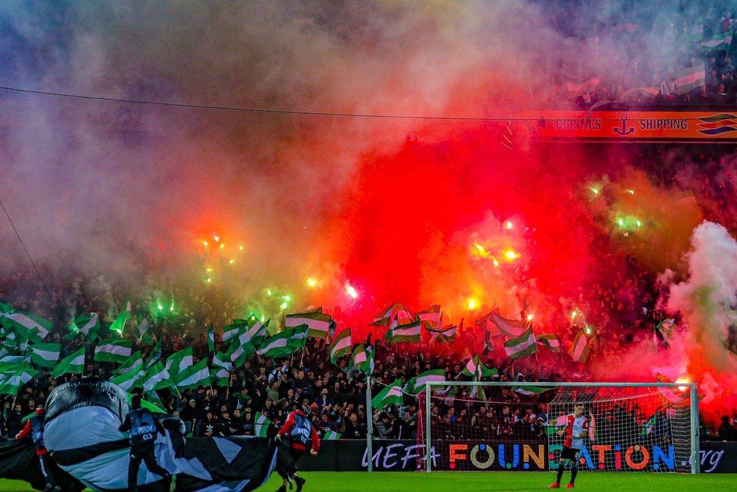 Utkání Slavie s Feyenoordem Rotterdam na slavném stadionu De Kuip, kde bývá úžasná atmosféra