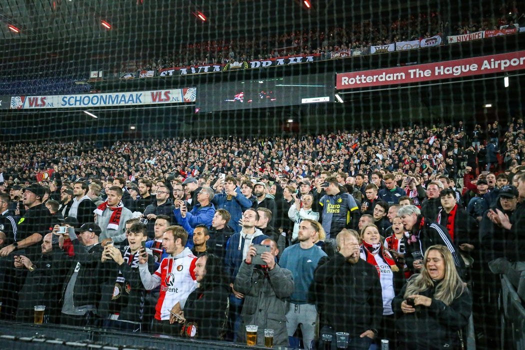 Utkání Slavie s Feyenoordem Rotterdam na slavném stadionu De Kuip, kde bývá úžasná atmosféra