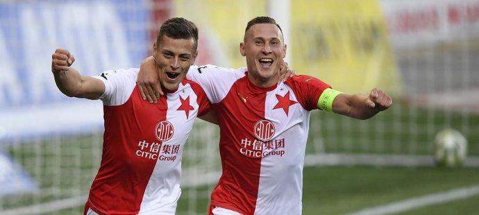 Tomáš Holeš slaví svůj gól s kapitánem Slavie Janem Bořilem