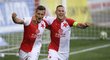 Tomáš Holeš slaví svůj gól s kapitánem Slavie Janem Bořilem