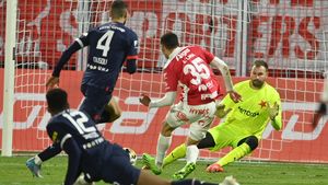 VIDEO: Pardubice - Slavia 0:2. Výhra favorita v nové aréně, Ousou vyloučen