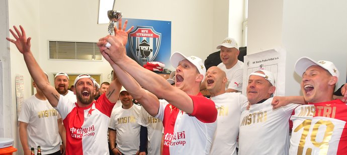 Kapitán Slavie Milan Škoda v šatně zvedl pomyslný pohár pro ligové šampiony