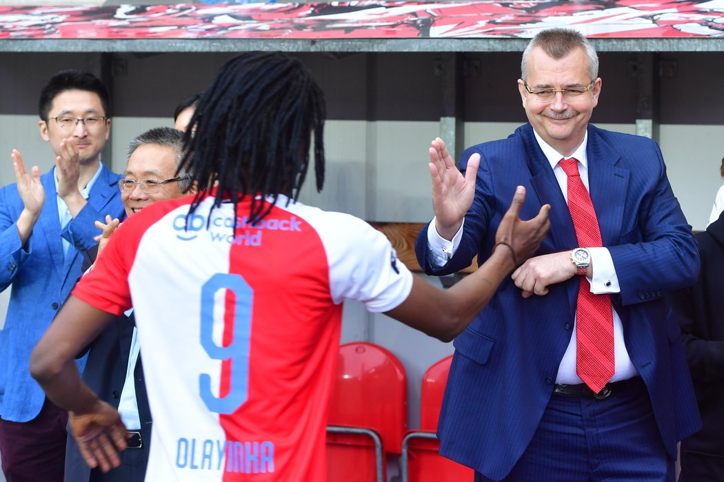 Šéf Slavie Jaroslav Tvrdík a uzdravený Peter Olayinka