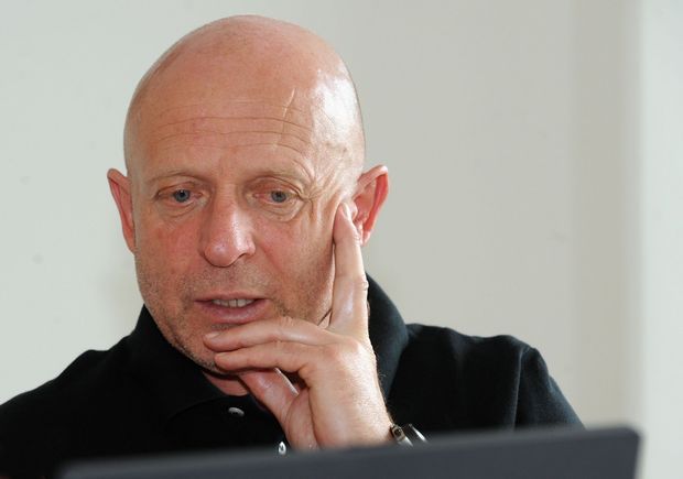 Zamyšlený trenér Slavie Jarolím Zamyšlený trenér Slavie Jarolím