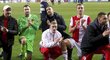 Hráči Slavie děkují fanouškům po triumfu v Genku