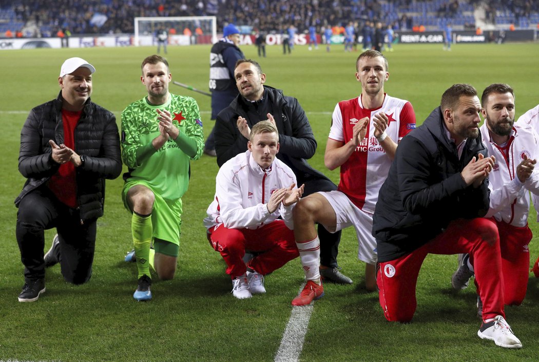 Hráči Slavie děkují fanouškům po triumfu v Genku