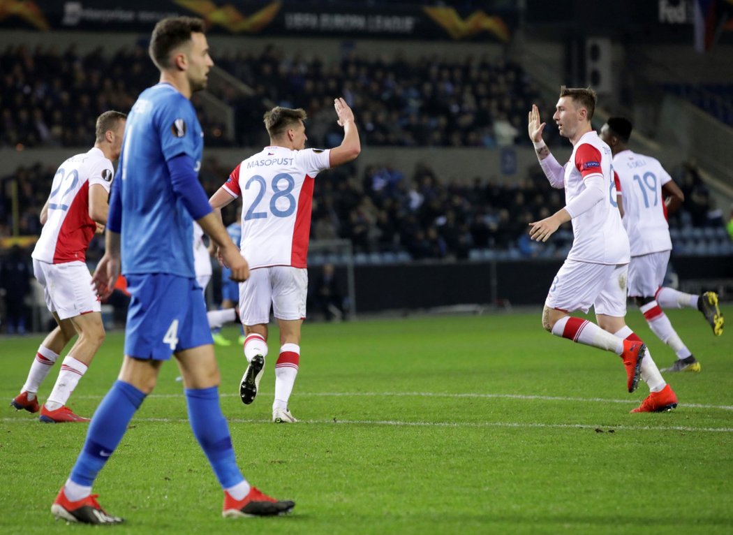 Fotbalisté Slavie se radují z jedné branky proti belgickému Genku, v pozadí Lukáš Masopust a Jaromír Zmrhal