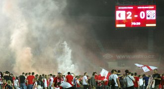 Ostuda! Zápas Slavie s Hajdukem předčasně ukončili fanoušci