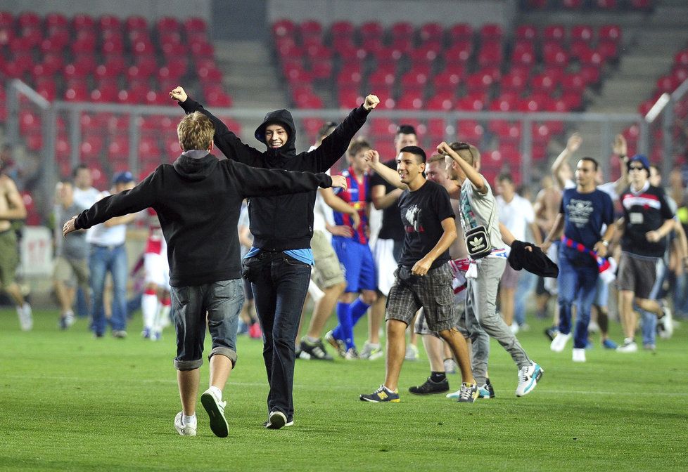 Peklo v Edenu. Fanoušci vtrhli na plochu, zápas Slavie s Hajdukem Split se nedohrál.