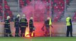 Na plochu během zápasu Slavie s Hajdukem Split létaly dýmovnice i bengálské ohně. Nakonec fanoušci vtrhli na plochu a sudí zápas ukončil.