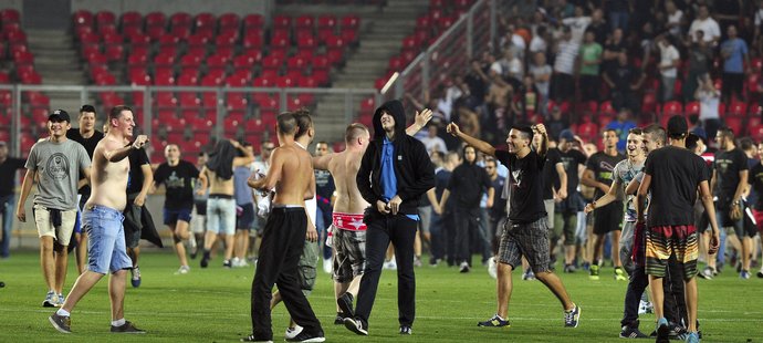 Fanoušci Slavie a Hajduku Split vtrhli v sobotu večer na trávník v Edenu a sudí raději předčasně ukončil zápas.