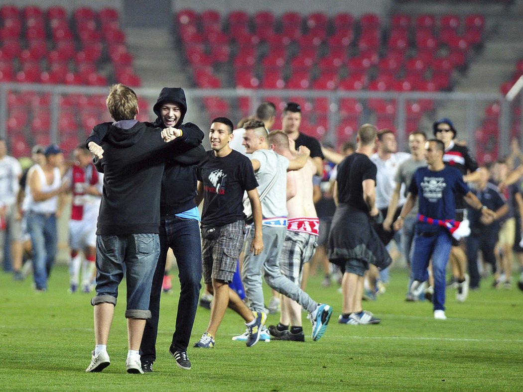 Peklo v Edenu. Fanoušci vtrhli na plochu, zápas Slavie s Hajdukem Split se nedohrál.