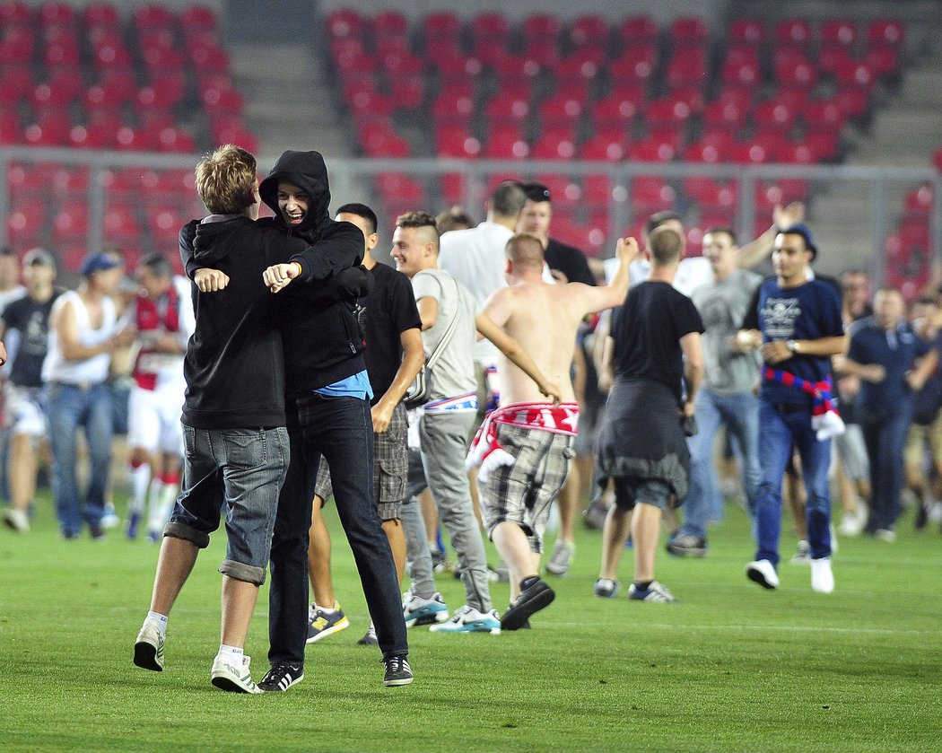 Peklo v Edenu. Fanoušci vtrhli na plochu, zápas Slavie s Hajdukem Split se nedohrál.